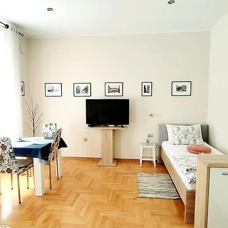 Lavender - City Room With Free Parking Pula Exterior foto